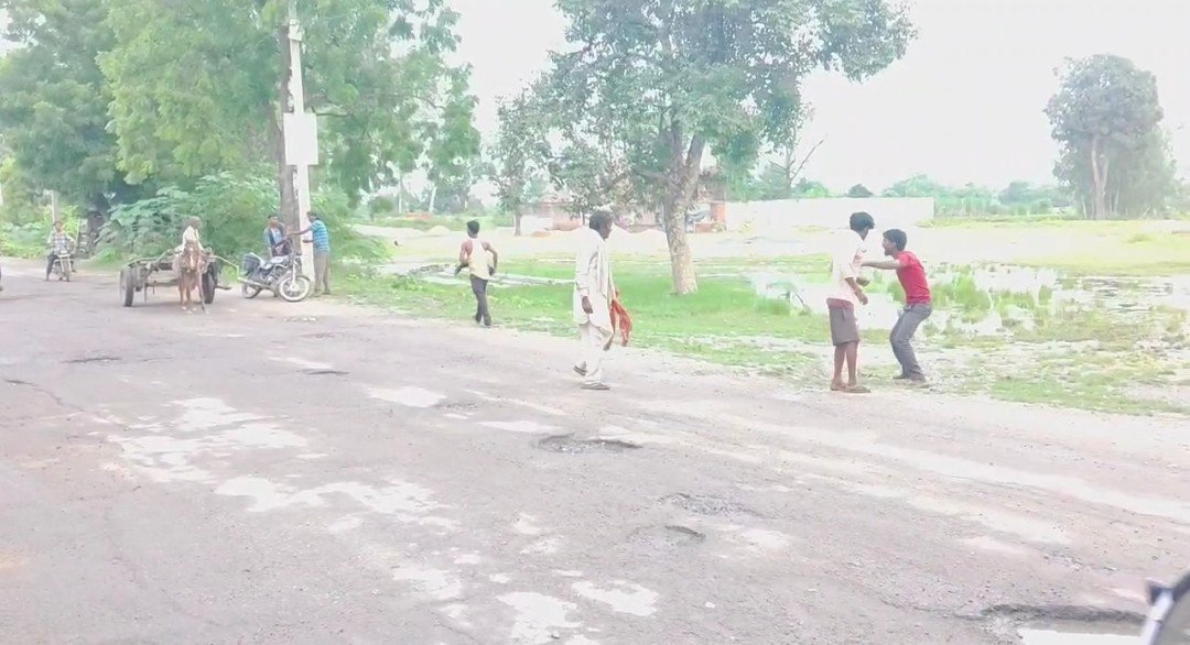 रायबरेली-डलमऊ के गंग नहर के पास बीच सड़क पर दंबगो का खुलेआम तांडव