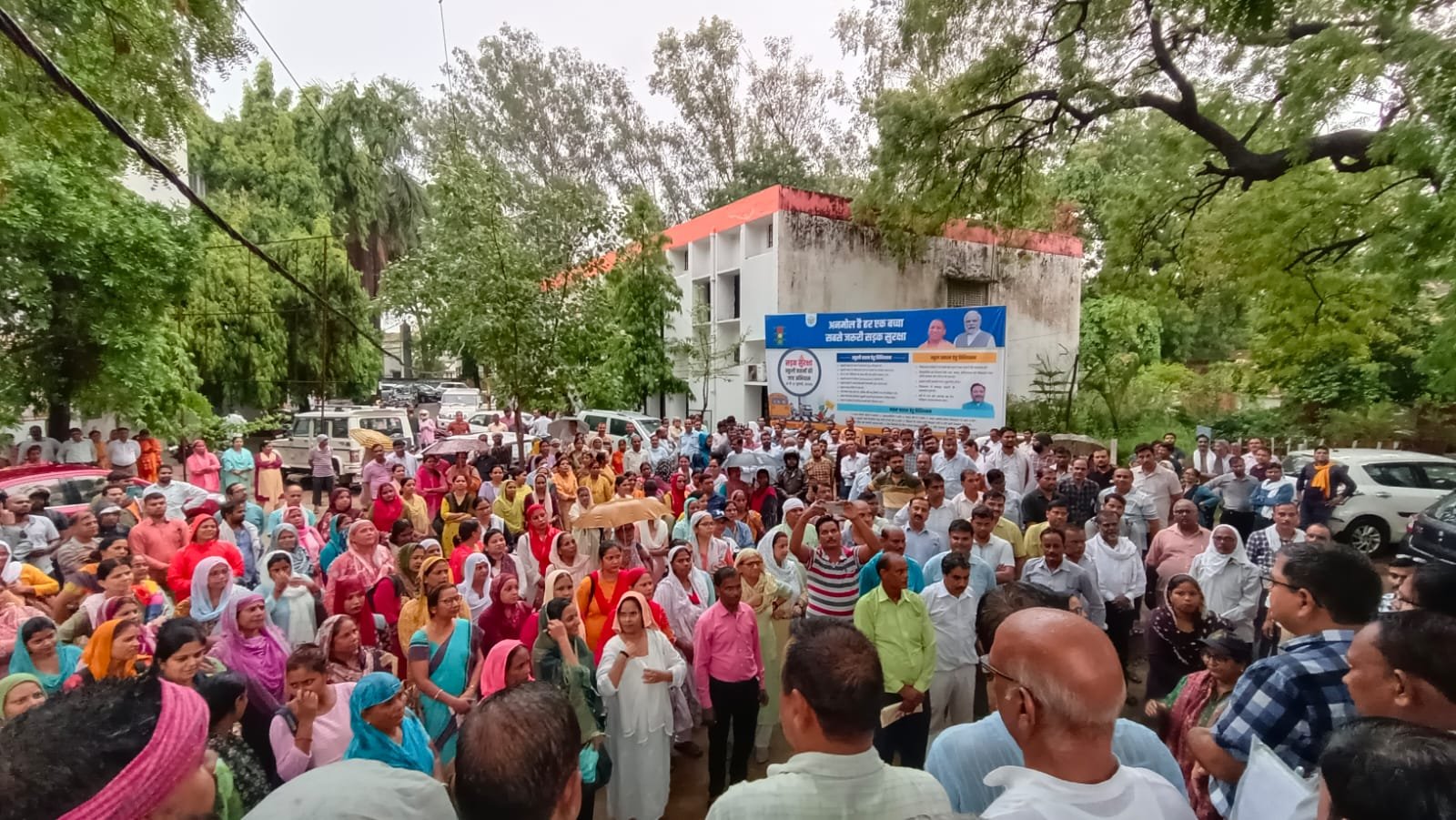 Raibareli-ऑनलाइन उपस्थिति के खिलाफ शिक्षकों का हल्लाबोल, कहा— मांगें पूरी करो