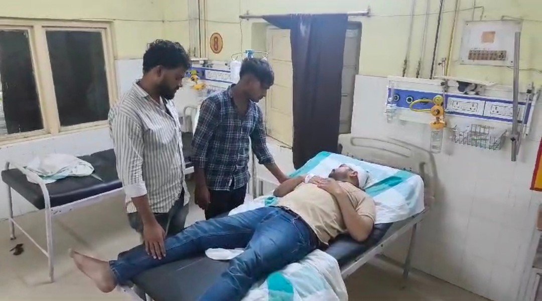 Raibareli-पत्नी के साथ कार से जा रहे युवक को दबंगों ने बेरहमी से पीटा