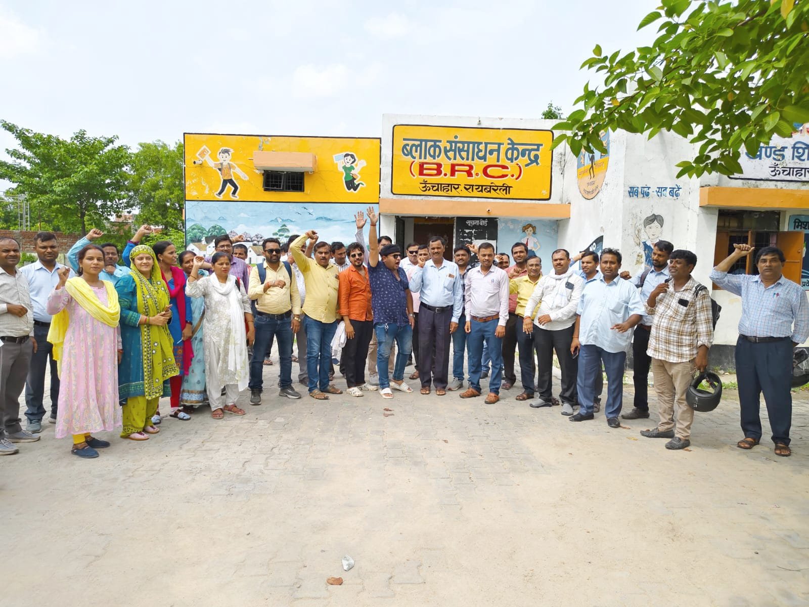 रायबरेली-ऑनलाइन उपस्थिति के विरोध में शिक्षकों ने दिखाई ताकत , मुख्यालय में किया प्रदर्शन 