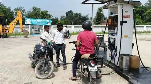 रायबरेली: नो हेलमेट नो फ्यूल का आदेश बेअसर