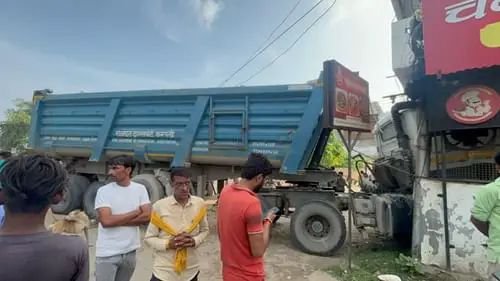 रायबरेली: होटल मेंं घुसा डंपर, संचालक और कर्मचारी बाल बाल बचे