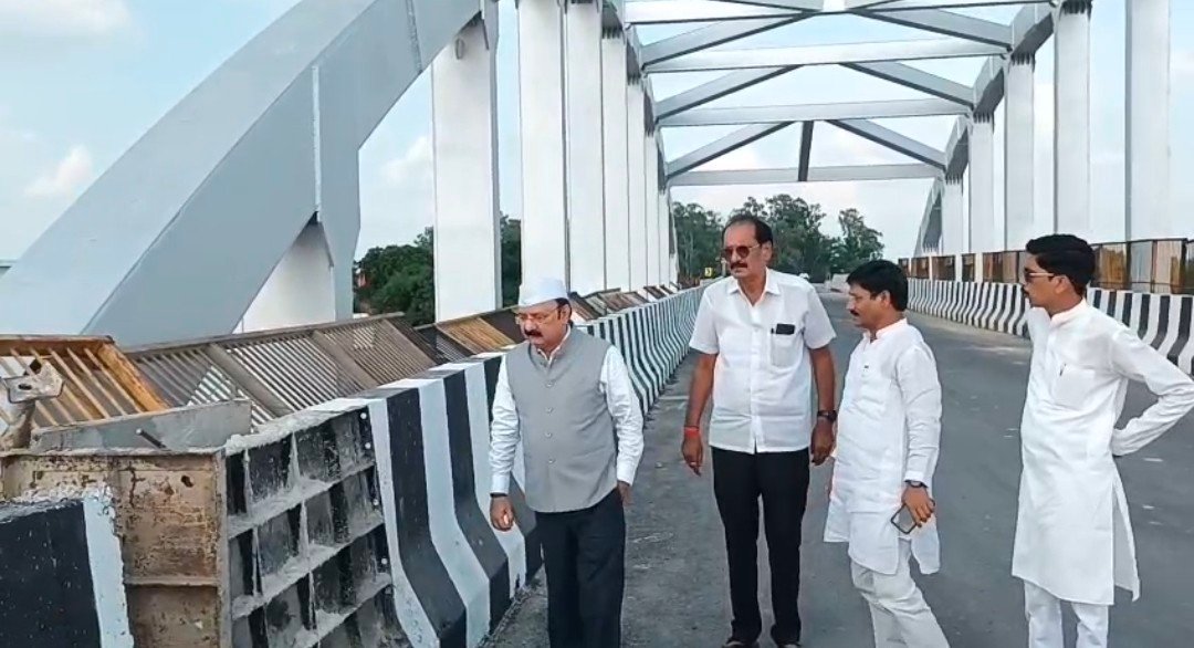 रायबरेली:अमेठी सांसद के एल शर्मा ने लालगंज स्थित रेलवे ओवर ब्रिज का किया निरीक्षण