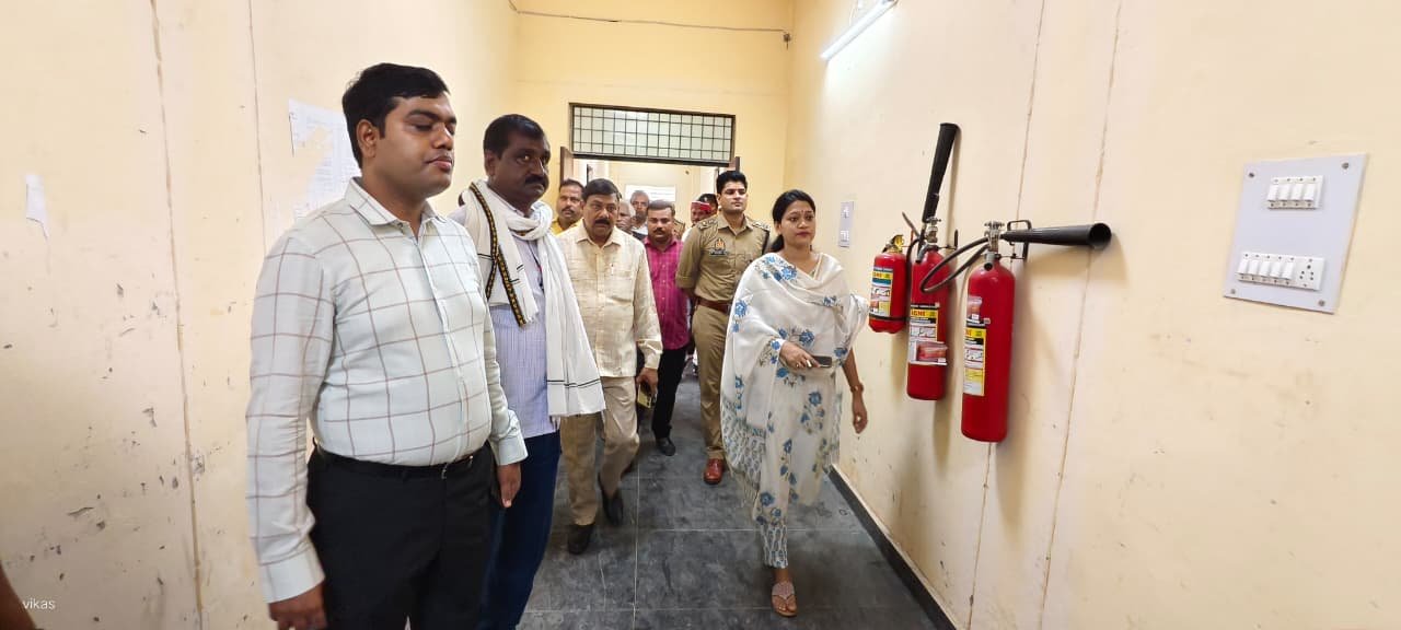 रायबरेली-डीएम ने राजनैतिक दलों के प्रतिनिधियों के साथ ईवीएम/वीवीपैट वेयर हाउस का किया निरीक्षण