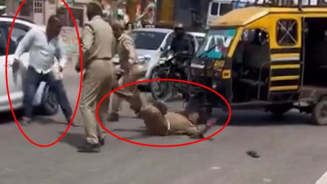 रायबरेली:रायबरेली में वर्दी का खौफ हुआ खत्म  बीच चौराहे पर ट्रैफिक पुलिस की पिटाई