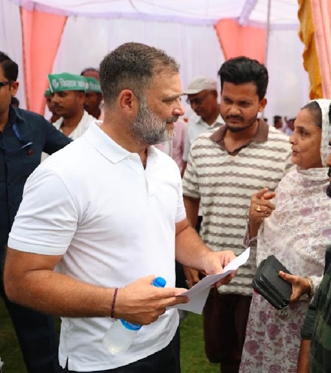 रायबरेली-ऊंचाहार की पूर्व चेयरमैन ने राहुल गांधी को सौंपा मांग पत्र,,,, 