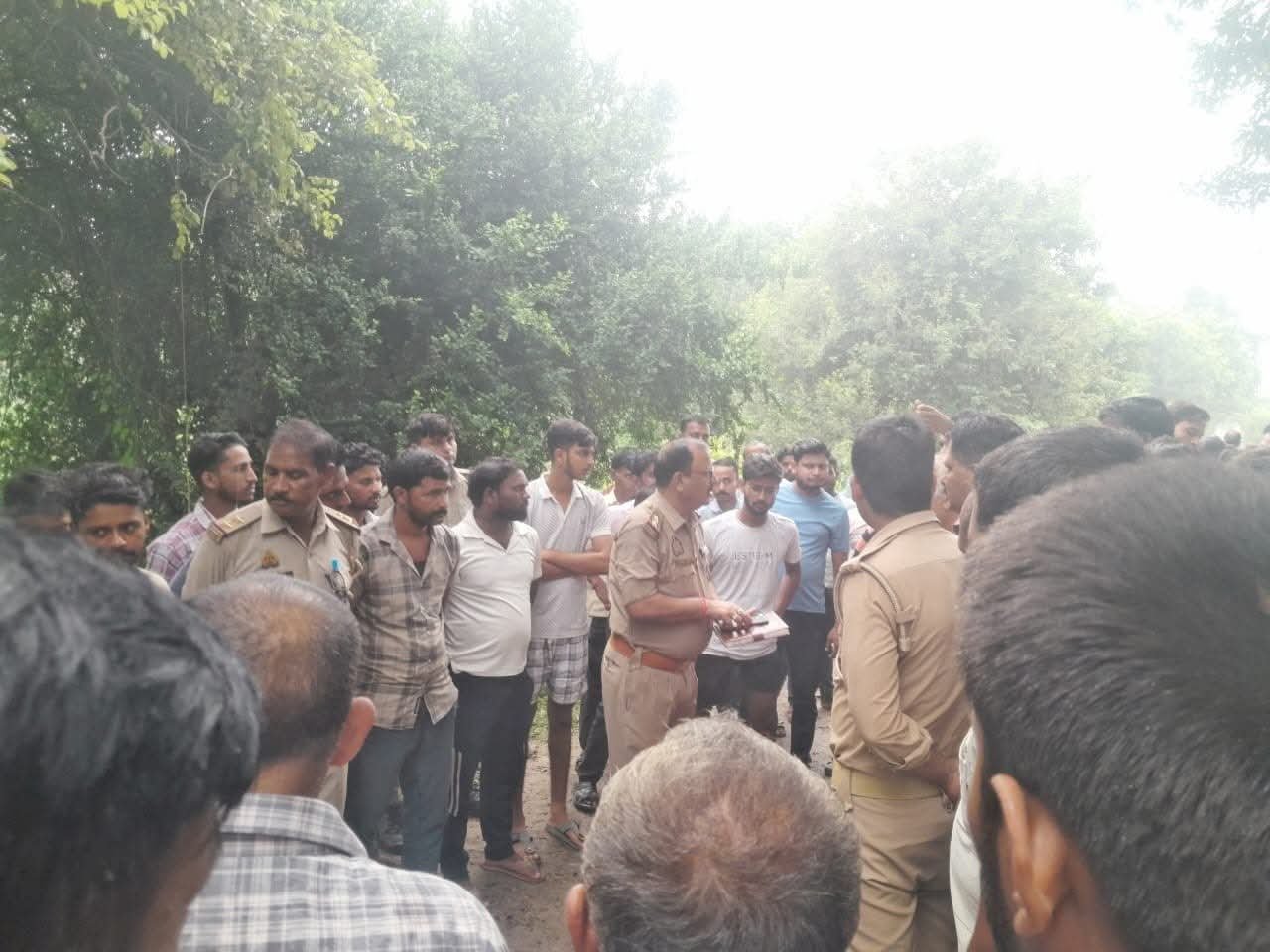 रायबरेली-अनियंत्रित डंपर ने पूर्व ढाबा संचालक को कुचला, मौत; ग्रामीणों ने सड़क पर लगाया जाम