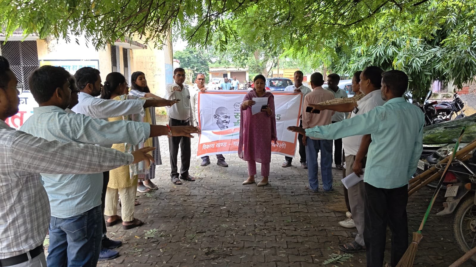 रायबरेली-महराजगंज विकास खंड में स्वच्छता की शपथ, अभियान चलाकर किया गया सफाई कार्य*