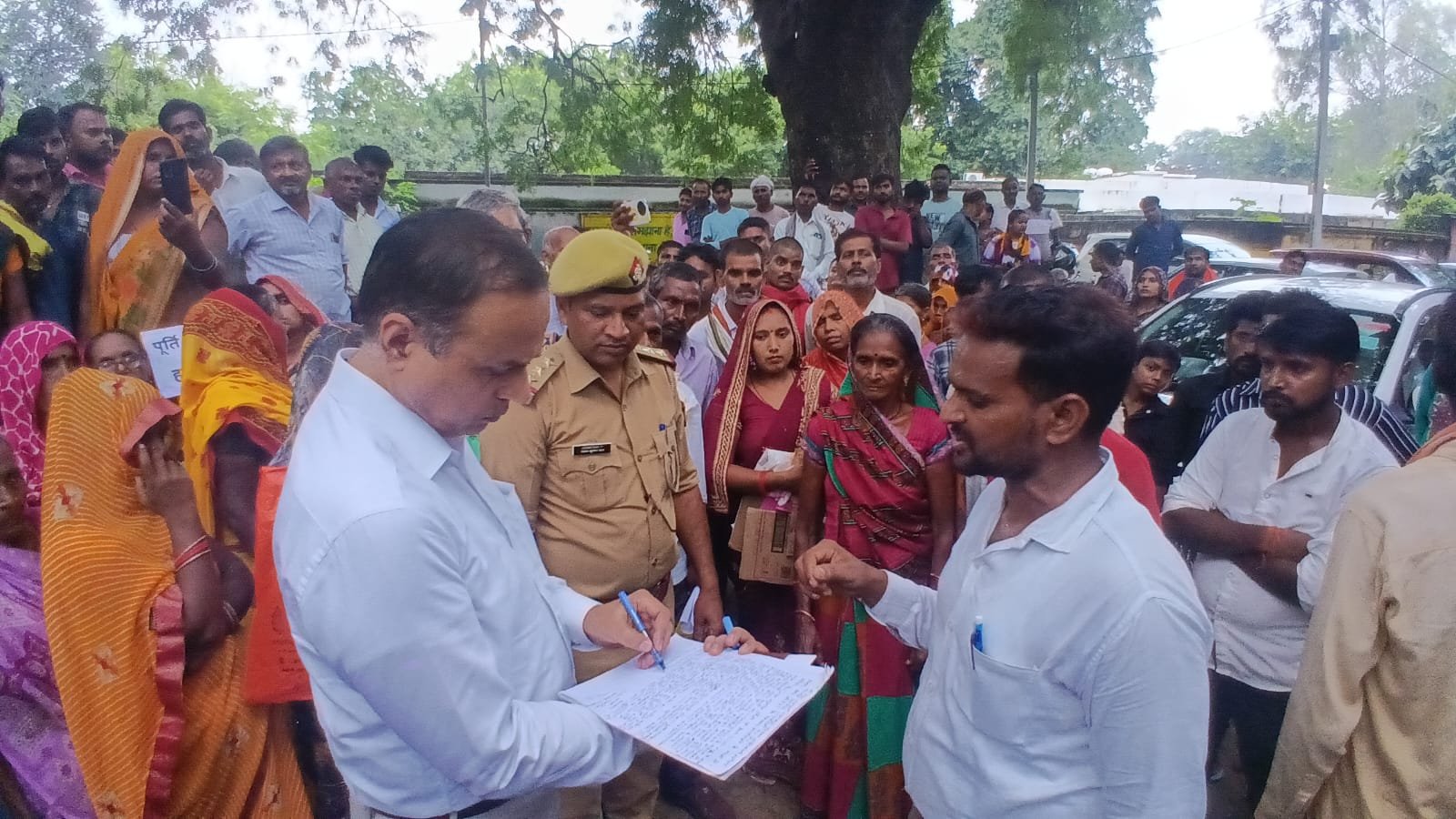 रायबरेली:पखरौली के कोटेदार के खिलाफ ग्रामीणों का हंगामा, घटतौली और राशन न देने के आरोप