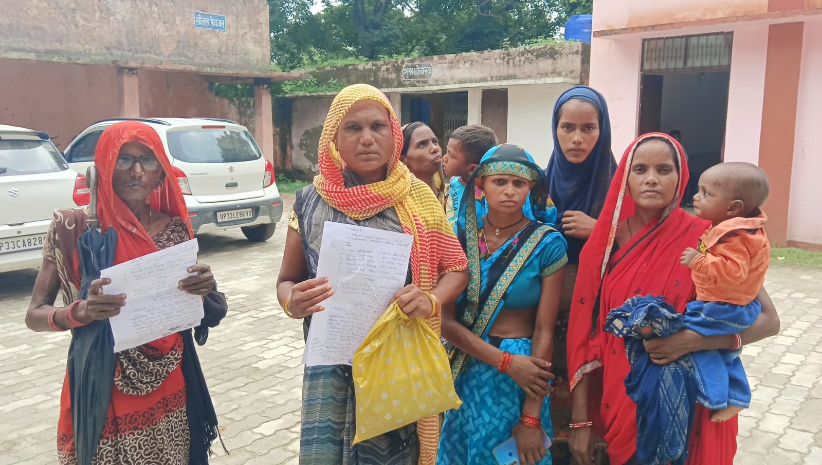 Raibareli-रास्ते को किया बंद महिलाओं ने तहसील दिवस में दिया ज्ञापन