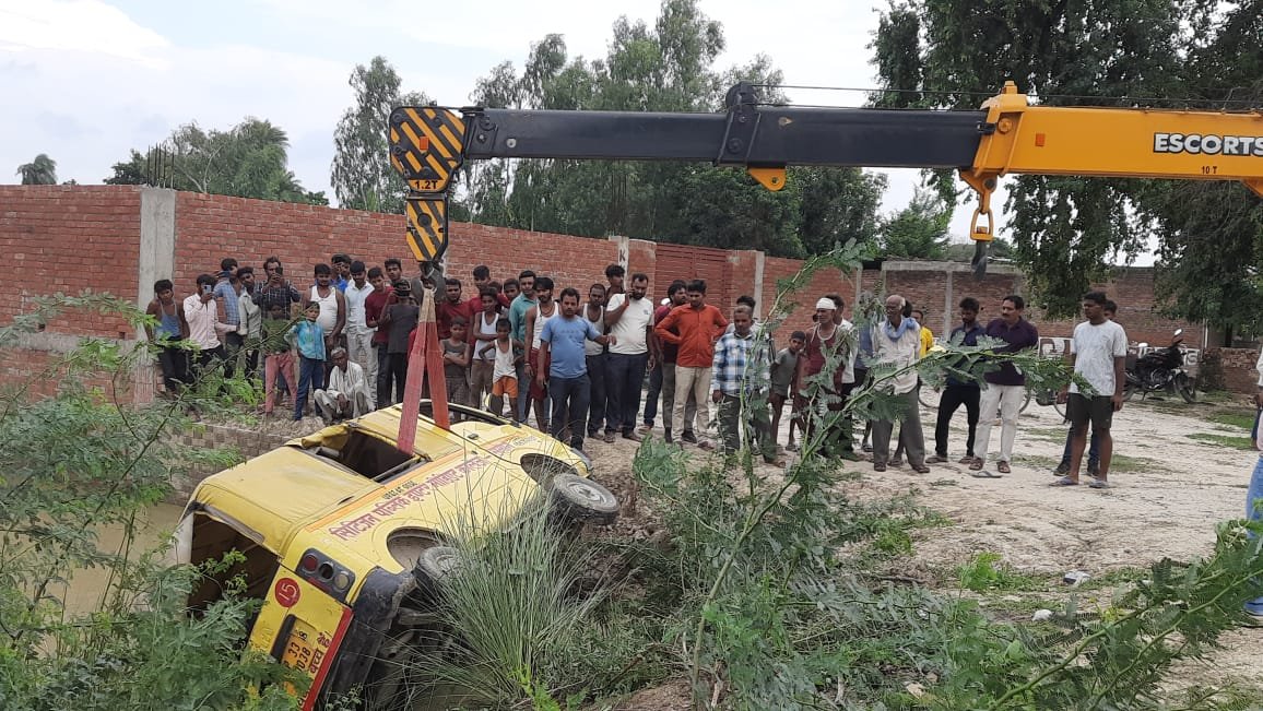 Raibareli-तेज रफ्तार स्कूली टाटा मैजिक अनियंत्रित होकर तालाब में पलटी