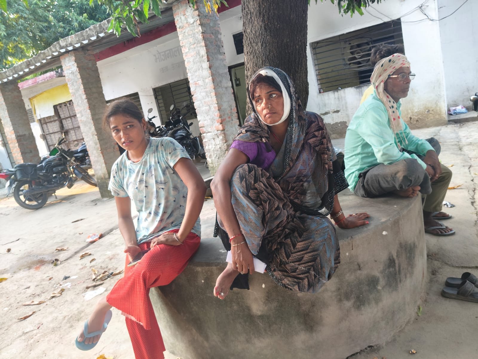 रायबरेली-मामूली विवाद में देवरानी वा उसके बेटे ने एक महिला व उसके बेटी को लाठी डंडों से पीटा, घायल,,,, 