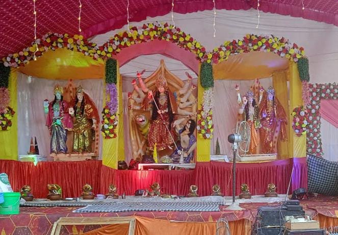 रायबरेली-नवरात्र में जगह-जगह दुर्गा माता की आराधना मां की प्रतिमा सजाकर हुआ भक्ति मय,,,, 