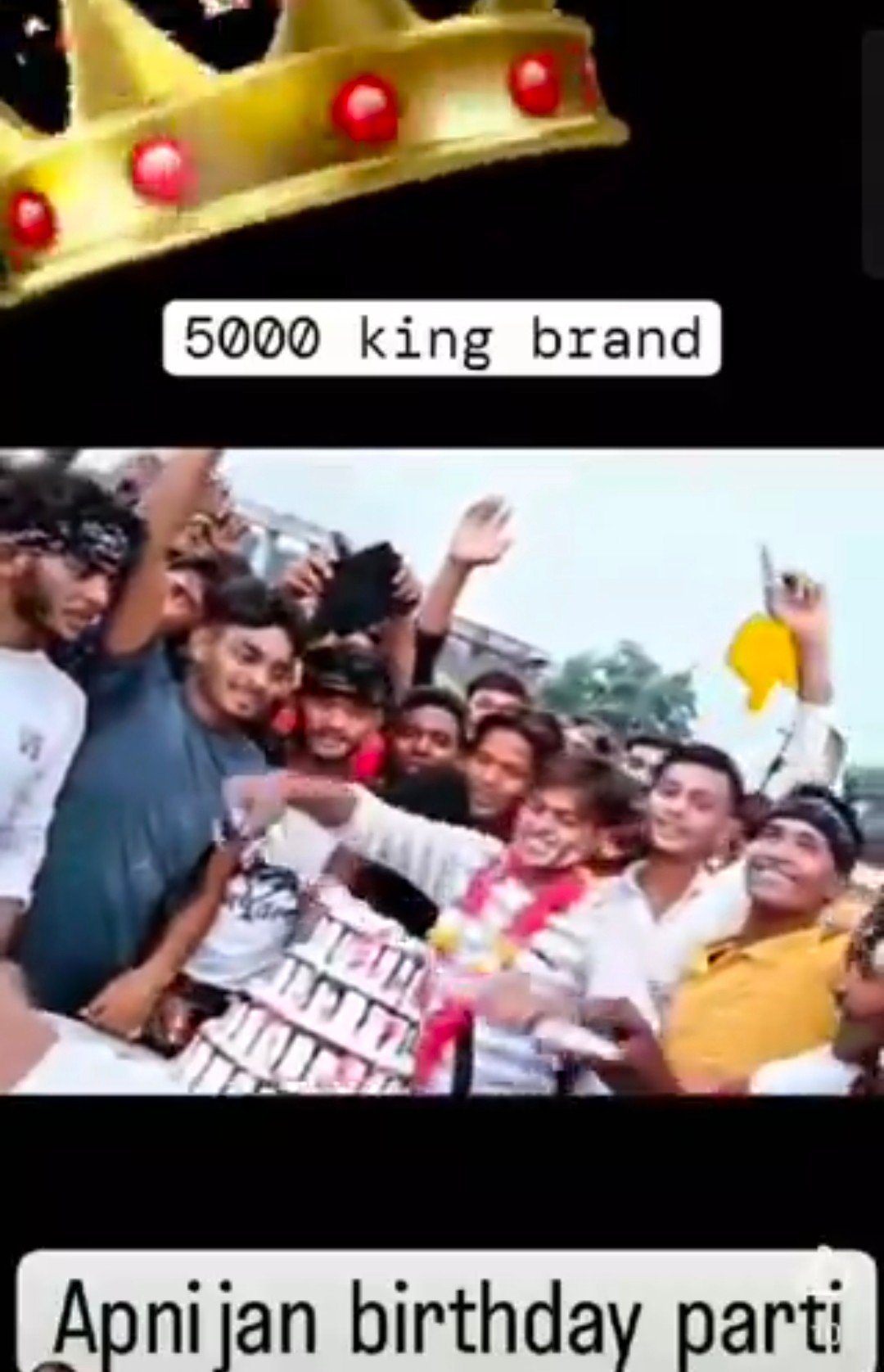 Raibareli-दर्ज़नो युवाओं का तलवार से केक काटते वीडियो हुआ वायरल