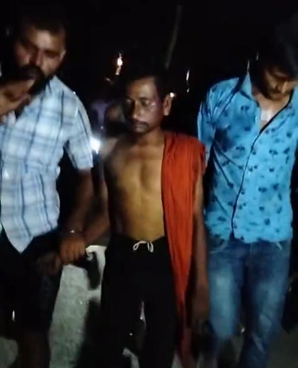 रायबरेली- कैथवल गाँव में ग्रामीणों ने पकड़ा एक संदिग्ध व्यक्ति किया पुलिस के हवाले,, 