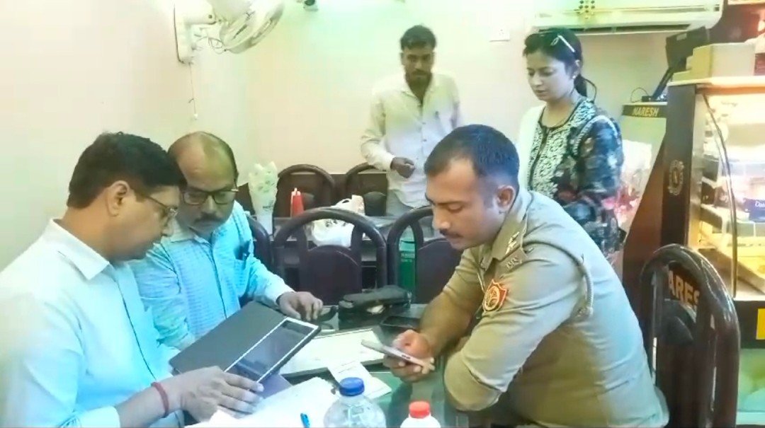 Raibareli-खाद्य विभाग की टीम ने नरेश स्वीट्स में की छापेमारी,मचा हड़कम्प