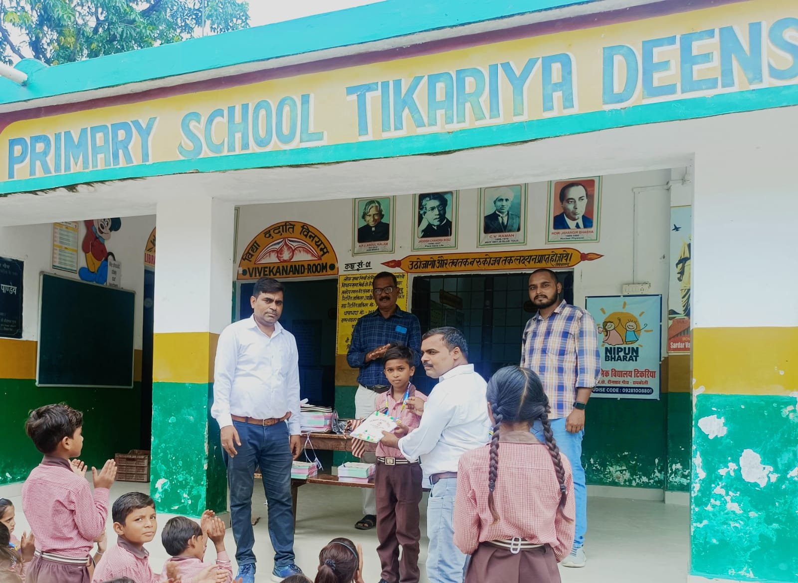 Raibareli-बच्चों को बांटे गए आईकार्ड व स्कूल डायरी