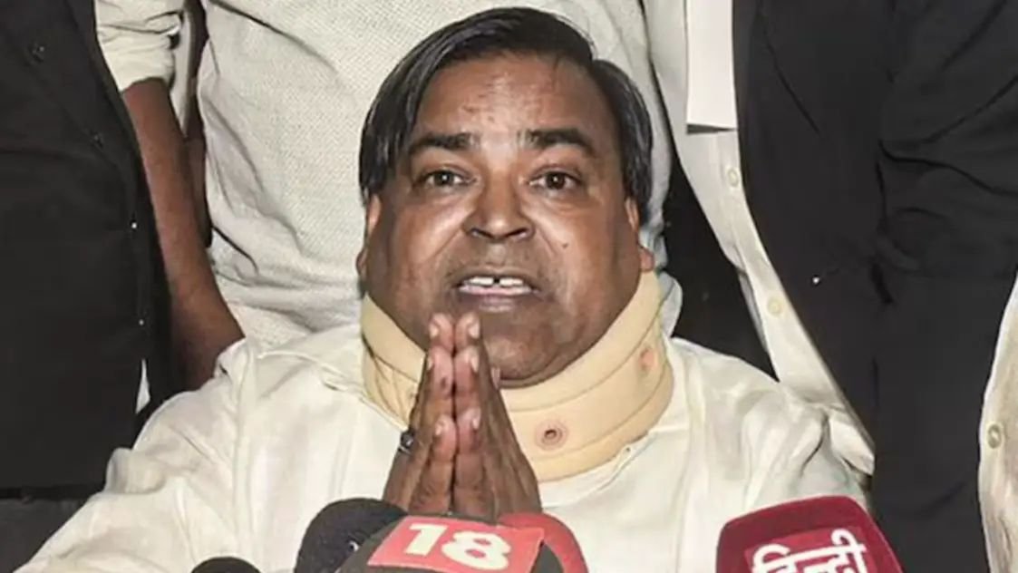 जेल में बंद पूर्व मंत्री गायत्री प्रजापति को कैदी ने सिर में मारी कैंची, UP की सियासत में हड़कंप