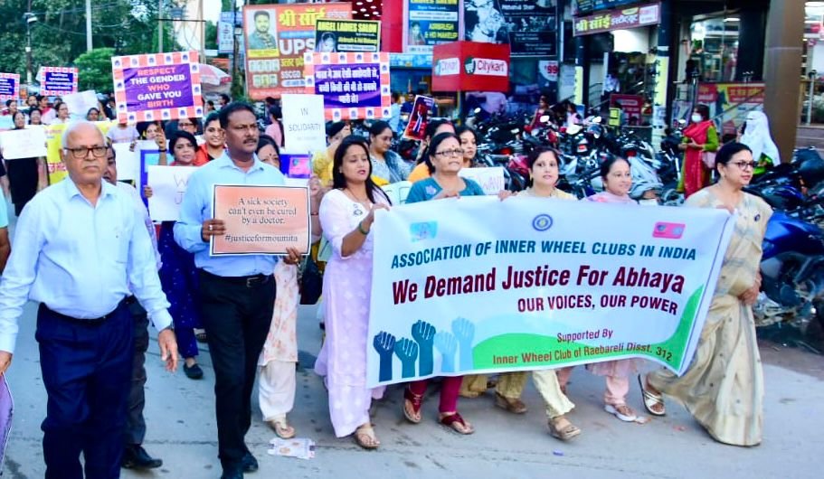 कोलकाता कांड के विरोध में इनरव्हील एवं रोटरी क्लब सहित सामाजिक संगठनों ने निकाला शांति मार्च