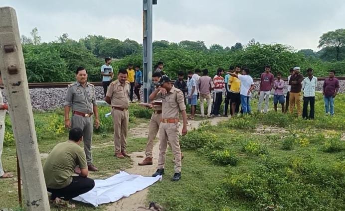 रायबरेली-एक युवक  की रेलवे लाइन के किनारे मिला अर्धनग्न शव , पुलिस कर रही जांच