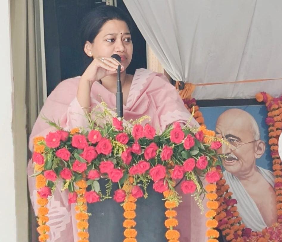 राष्ट्रपिता गांधी और शास्त्री जी के जीवन से लें प्रेरणा : डीएम