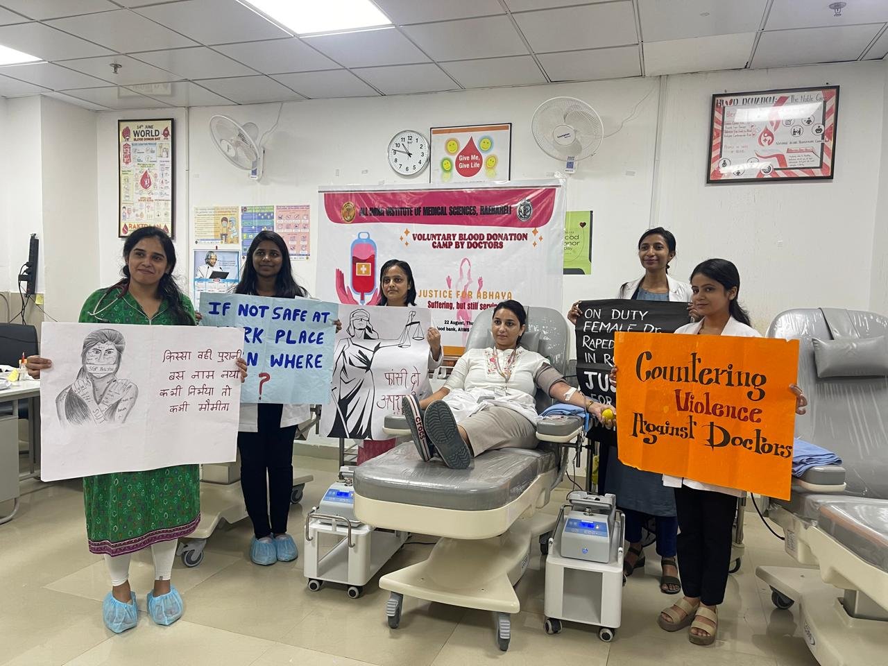 अखिल भारतीय आयुर्विज्ञान संस्थान में रेजीडेंट चिकित्सक ऐसोशिएसन के चिकित्सकों द्वारा स्वैच्छिक रक्तदान शिविर का किया गया आयोजन