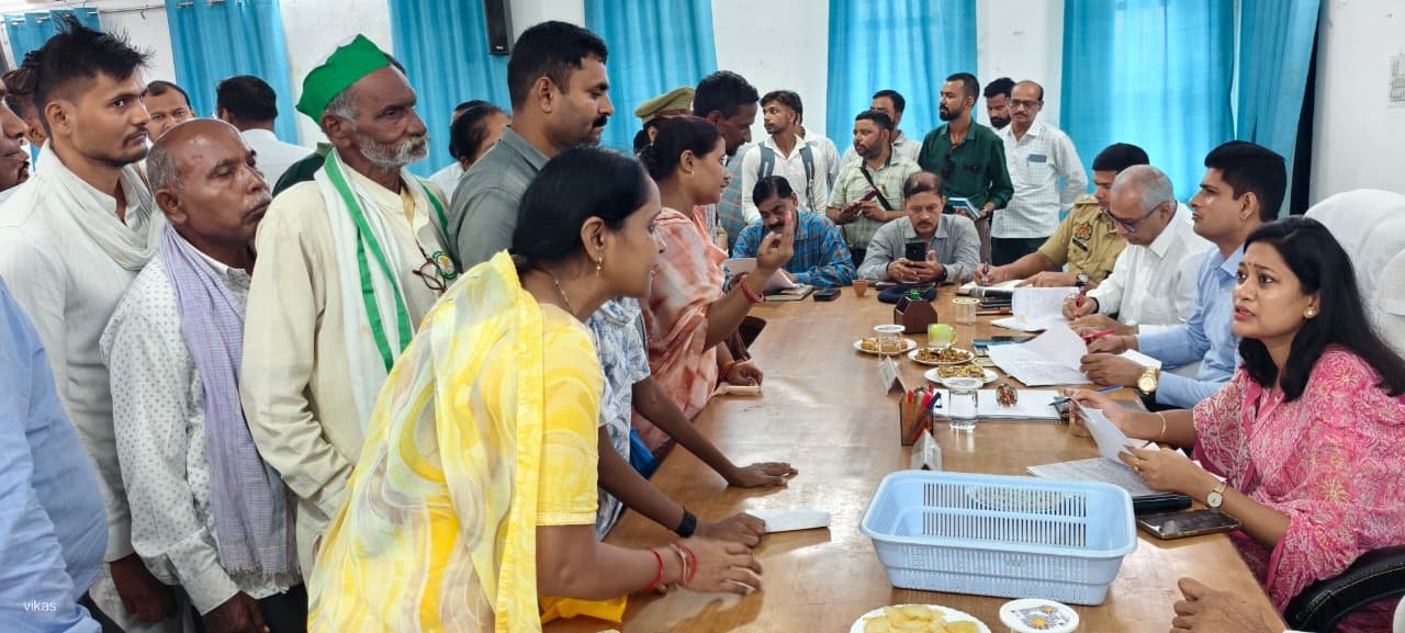 रायबरेली-डीएम-एसपी ने तहसील लालगंज में सम्पूर्ण समाधान दिवस में फरियादियों की सुनी समस्याएं