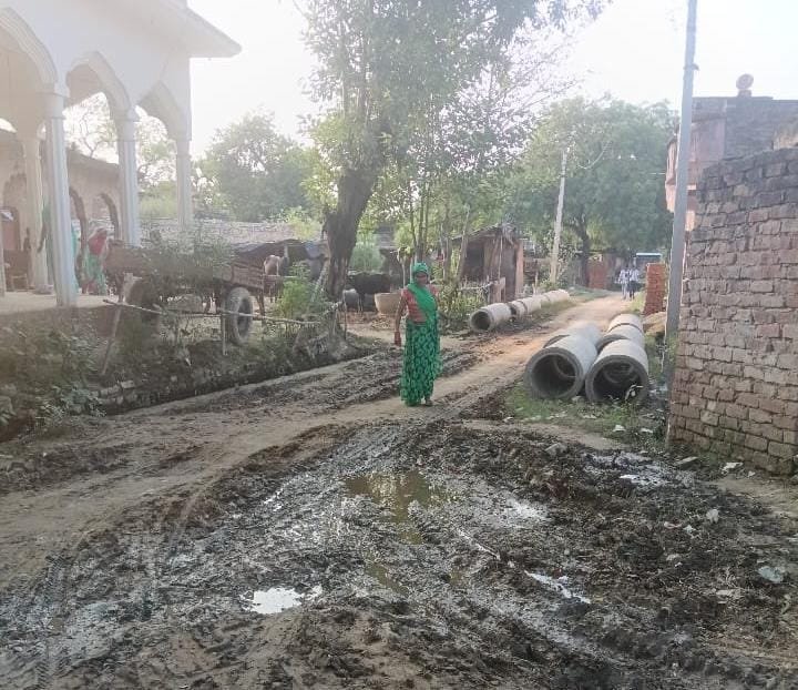 रायबरेली-5 सालों में विकास के नाम पर ग्राम प्रधान ने दिया लॉलीपॉप सड़को की बदहाल स्थित विकास कार्यो की बया कर रही है दास्तान