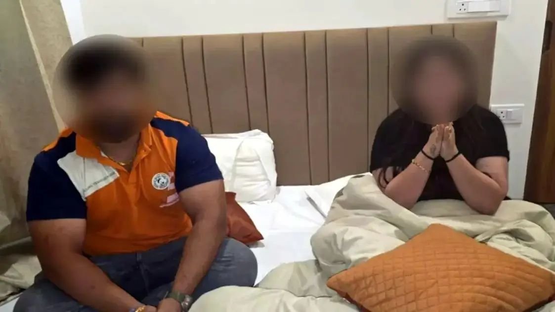 नवविवाहिता ने ऑनलाइन मंगवाया हथौड़ा और कंडोम, पति को हुआ हत्या का शक, जासूस ने खोली पत्नी की अय्याशी की पोल!