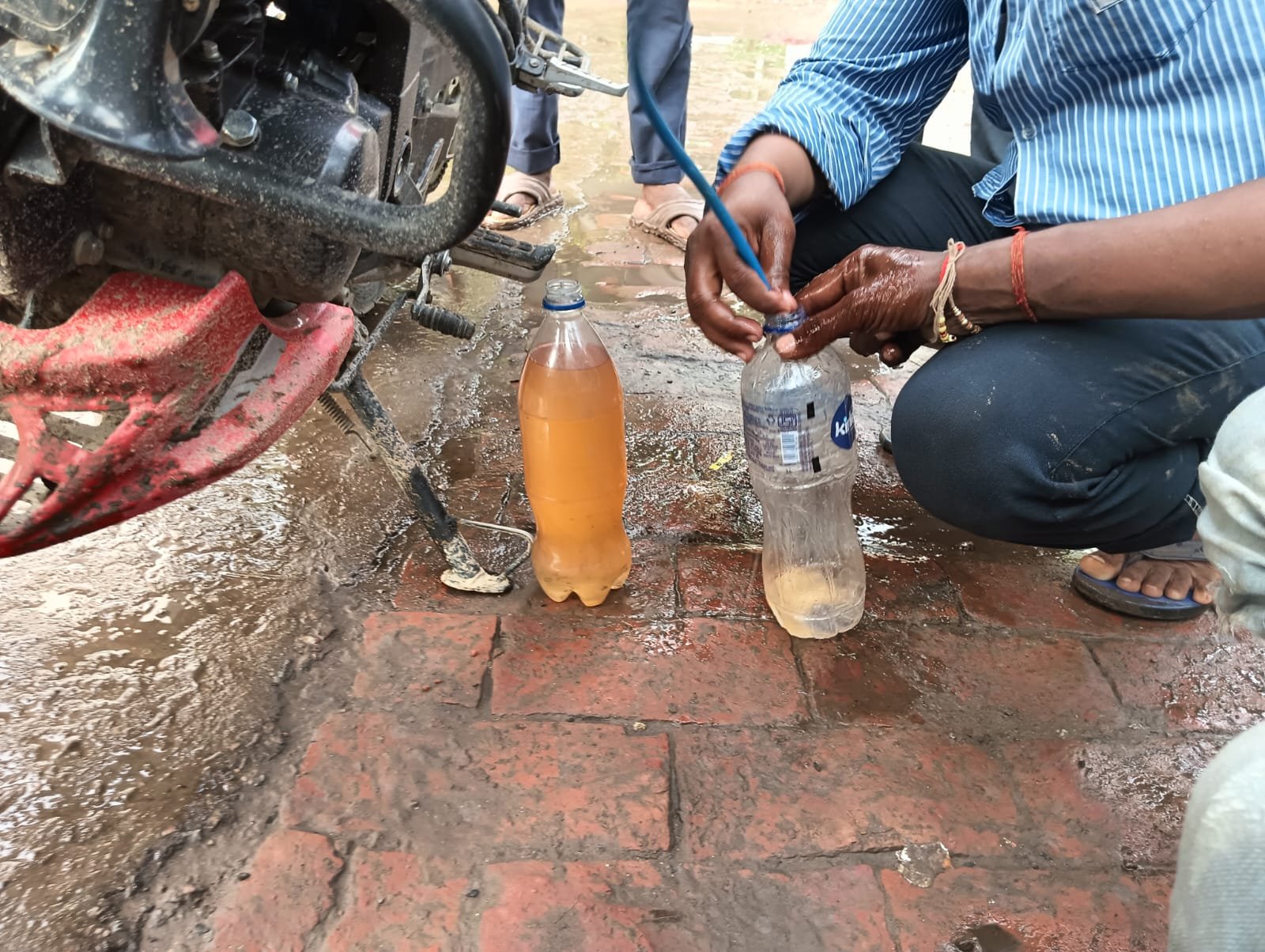 रायबरेली में पेट्रोल पंप पर वाहनों में पेट्रोल की जगह भरा पानी