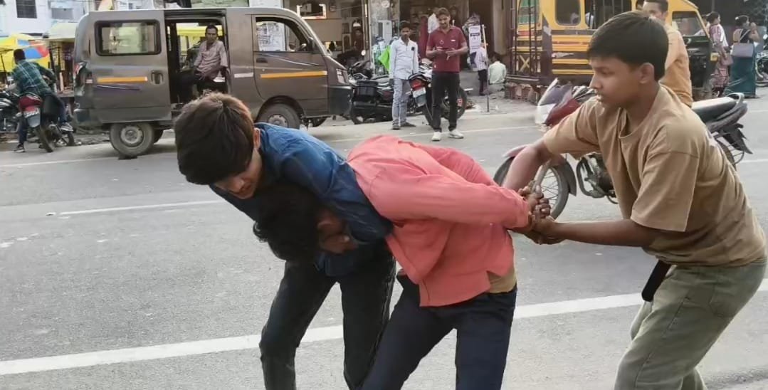 रायबरेली-एक ई-रिक्शा चालक के साथ दो युवकों ने सरेआम की मारपीट विडियो वायरल