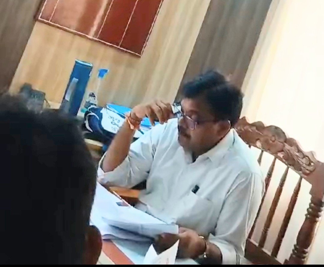 रायबरेली का धमकी बाज बीडीओ अशोक सचान का वीडीओ वायरल