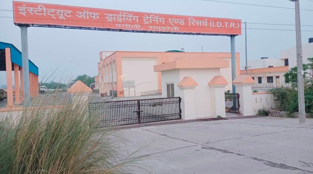 Raibareli-आरआई का दलाल दीपक रिश्वत लेकर है करता है कार्य