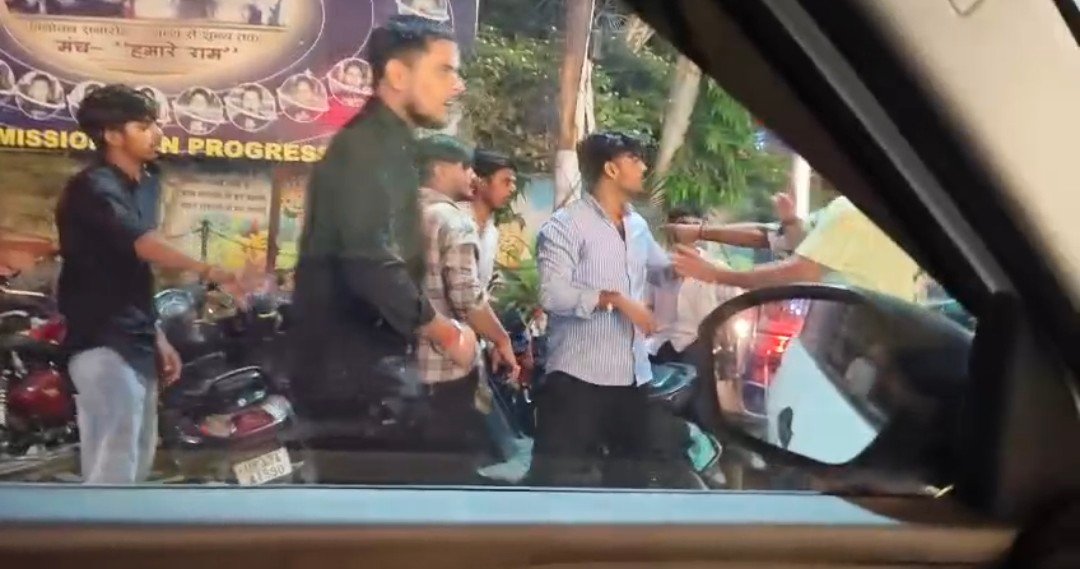 रायबरेली में दर्ज़नो की संख्या में युवकों ने जमकर मचाया तांडव