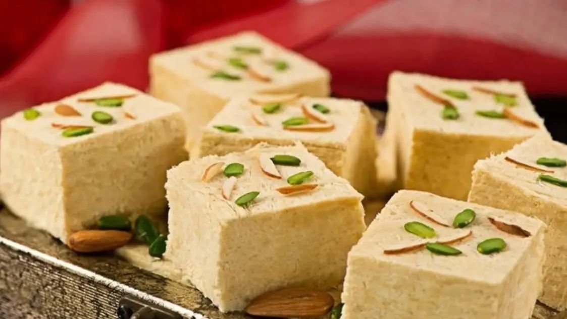 दिवाली पर सबसे ज्यादा गिफ्ट की जाने वाली सोन पापड़ी आखिर कहां से आई? यहां जानिए रोचक इतिहास और खास रेसिपी