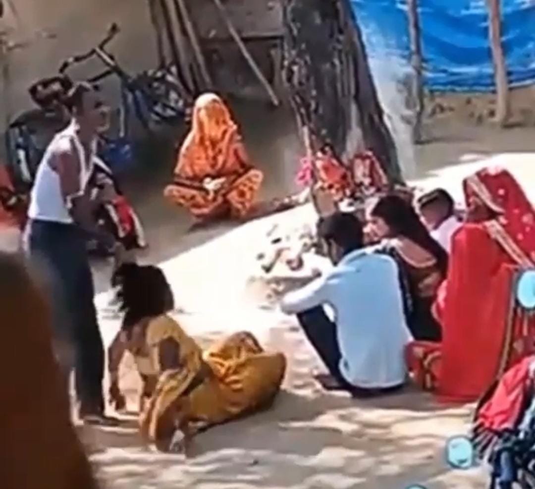 रायबरेली - महिला सशक्तिकरण पर भारी पड़ा अंधविश्वास,माधवपुर गांव में ‘बाबा’ के तंत्र-मंत्र का बड़ा खेल,,