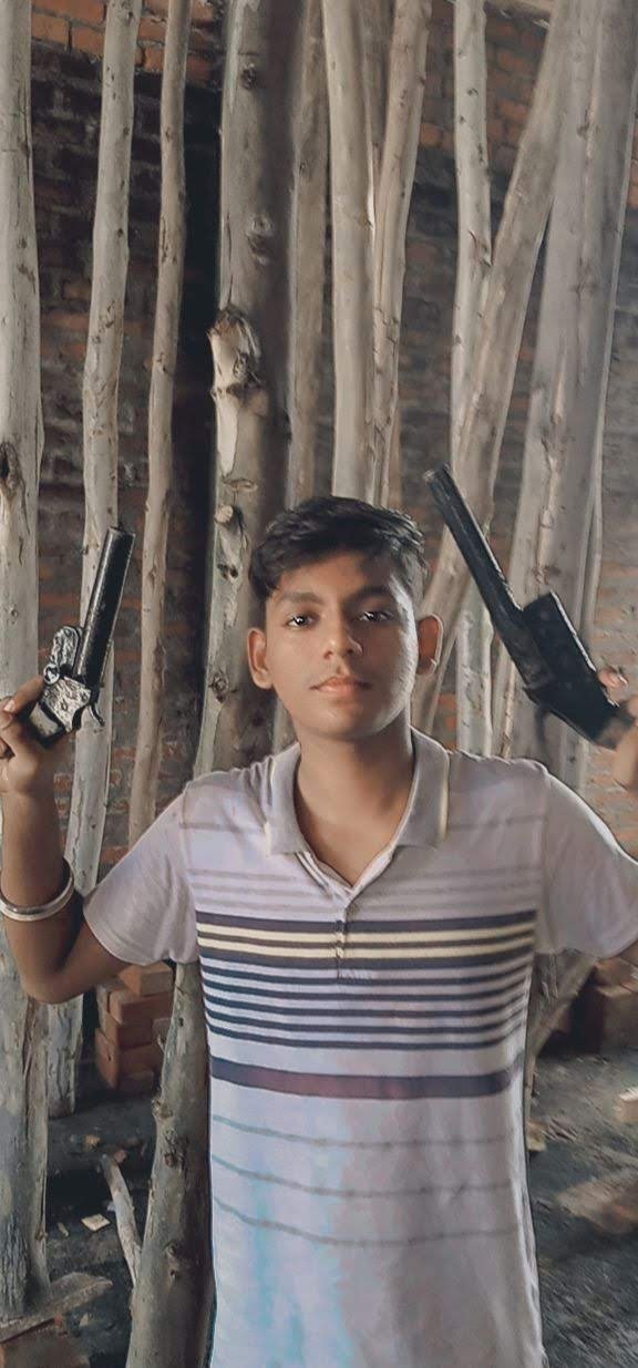 Raibareli-दोनो हाथों और कमर पर अवैध असलहे के साथ युवक की तस्वीर वायरल