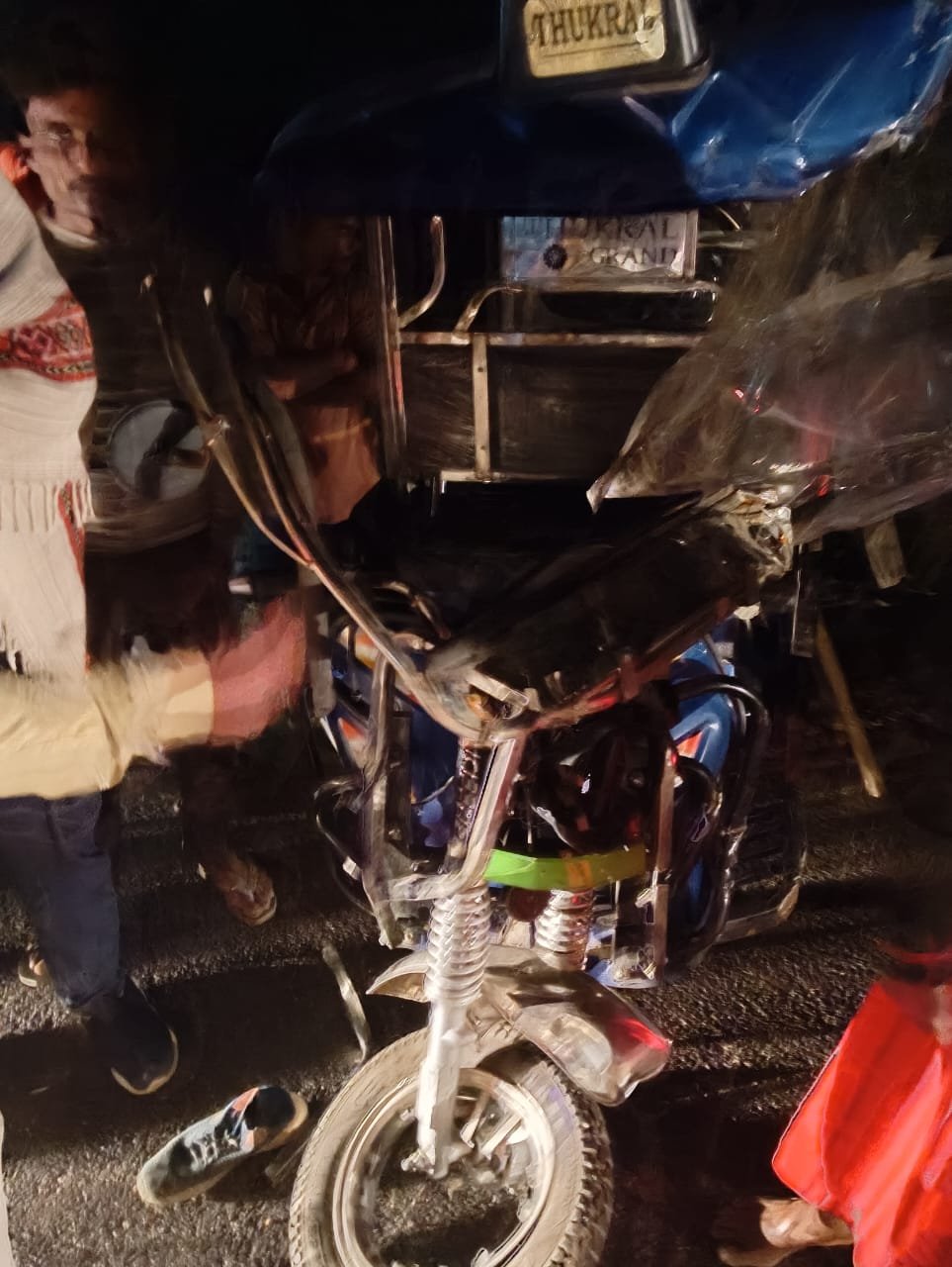 रायबरेली में तेज रफ्तार ट्रक ने ई-रिक्शा को मारी जोरदार टक्कर