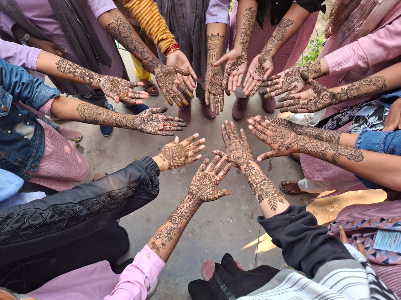 रायबरेली-अंशिका की मेंहदी में दिखा चटक रंग , प्राचार्य ने बताई मेंहदी की महत्ता