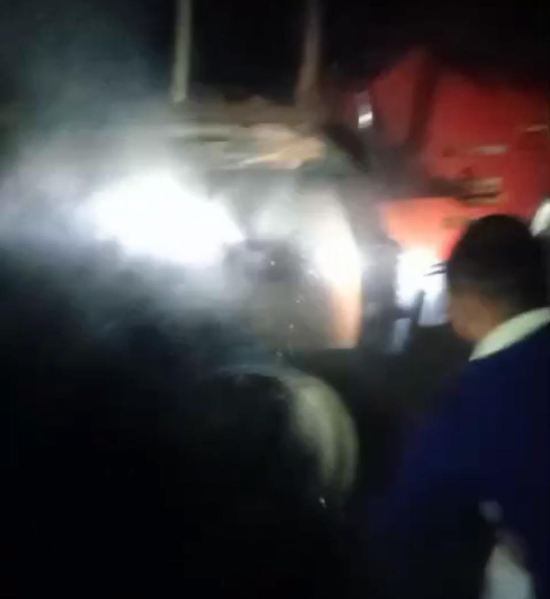 रायबरेली-दरवाजे के सामने खड़े ट्रैक्टर में रंजिश के कारण लगाई आग 