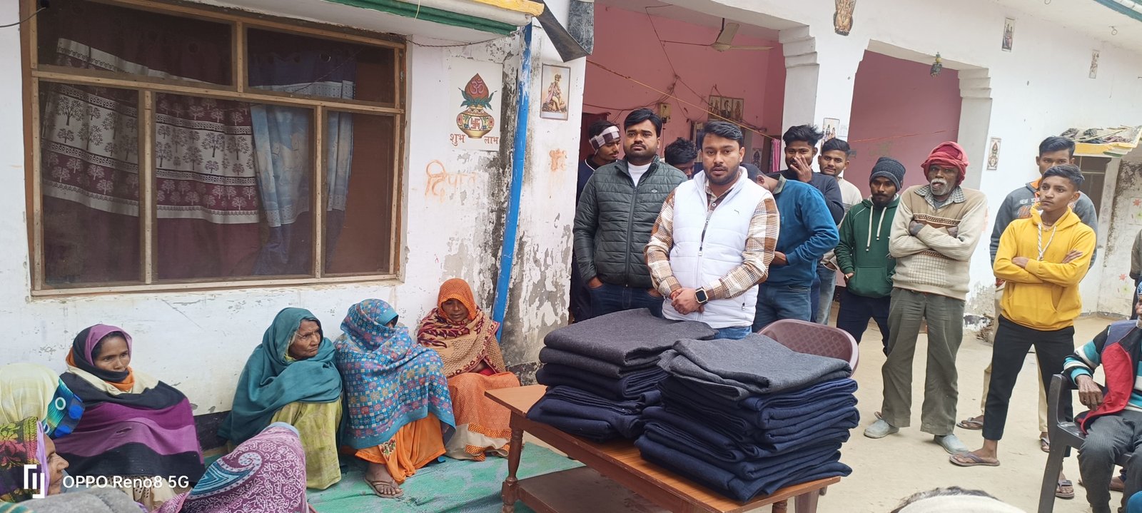 रायबरेली-ठंड से बचाव के लिए समाजसेवी ने बांटे कम्बल