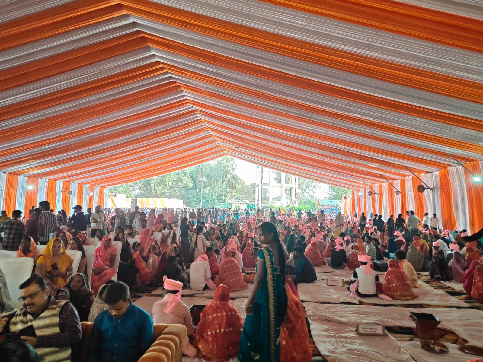 रायबरेली-मुख्यमंत्री सामूहिक विवाह योजना के अंतर्गत 318 जोड़ों का विवाह सकुशल संपन्न