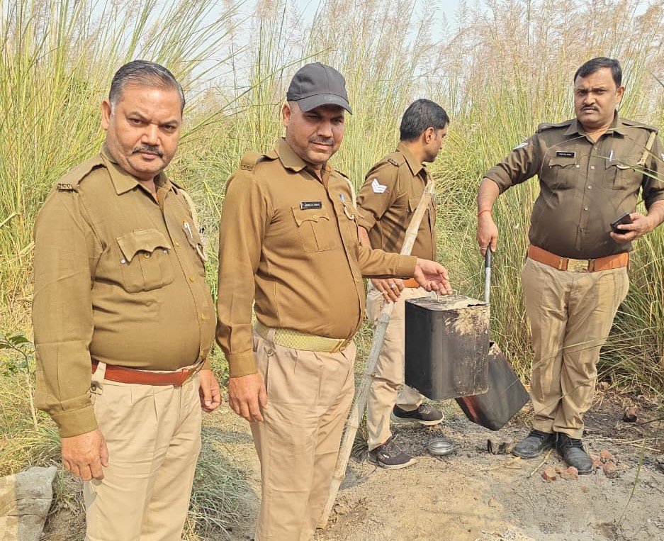 रायबरेली-दबिश के दौरान 48 लीटर अवैध कच्ची शराब बरामद व लगभग 150 किलोग्राम महुआ लहन बरामद कर मौके पर नष्ट