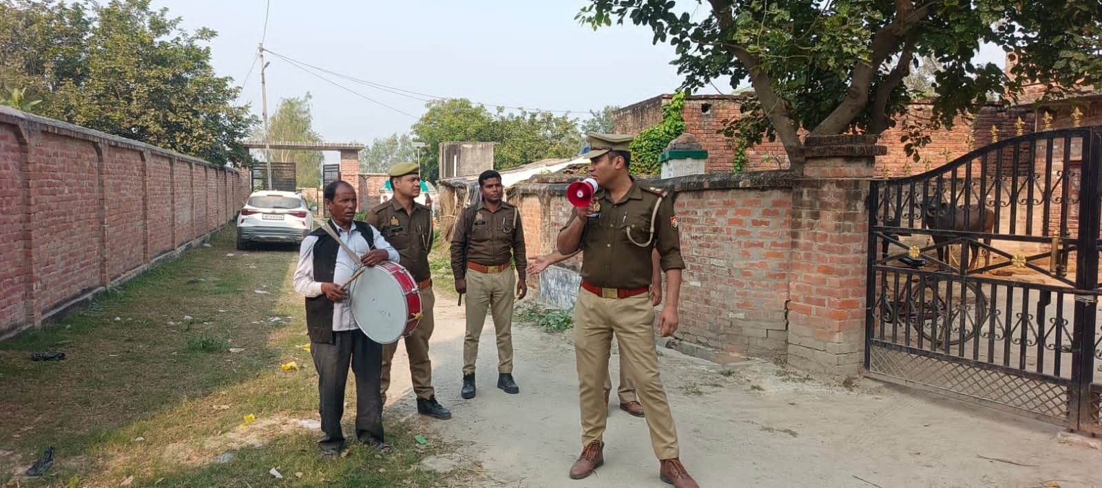 रायबरेली-दुष्कर्म का आरोपी के घर पुलिस ने कराई कुर्की की उद्घोषणा की मुनादी,,,, 