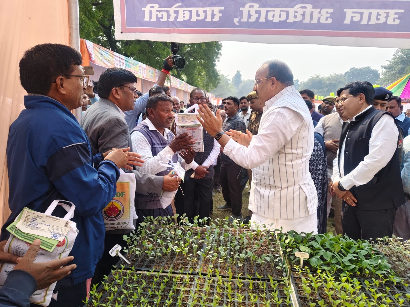 रायबरेली-उद्यान मंत्री द्वारा कृषकों को निःशुल्क सब्जी, प्याज के बीज किया वितरित