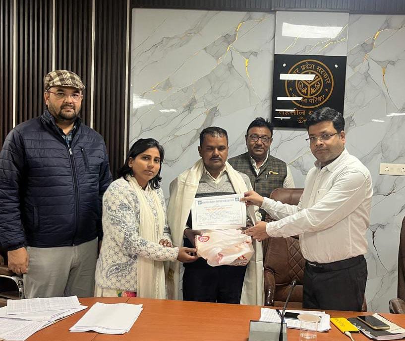 रायबरेली- ऊंचाहार एसडीएम नें‌ सिद्धौर बूथ नं 135 के बीएलओ अमृत लाल को बीएलओ ऑफ द डे के खिताब से नवाजा,,, 