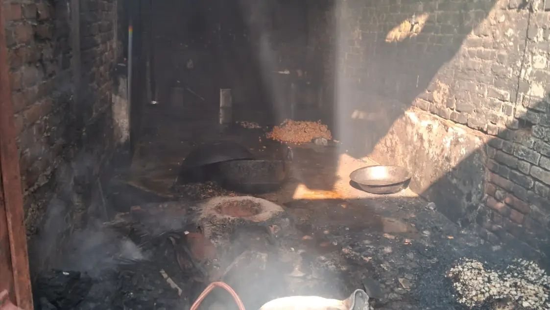 गैस सिलेंडर विस्फोट से मची अफरा-तफरी रायबरेली में नमकीन बनाने वाले कारखाने में लगी आग