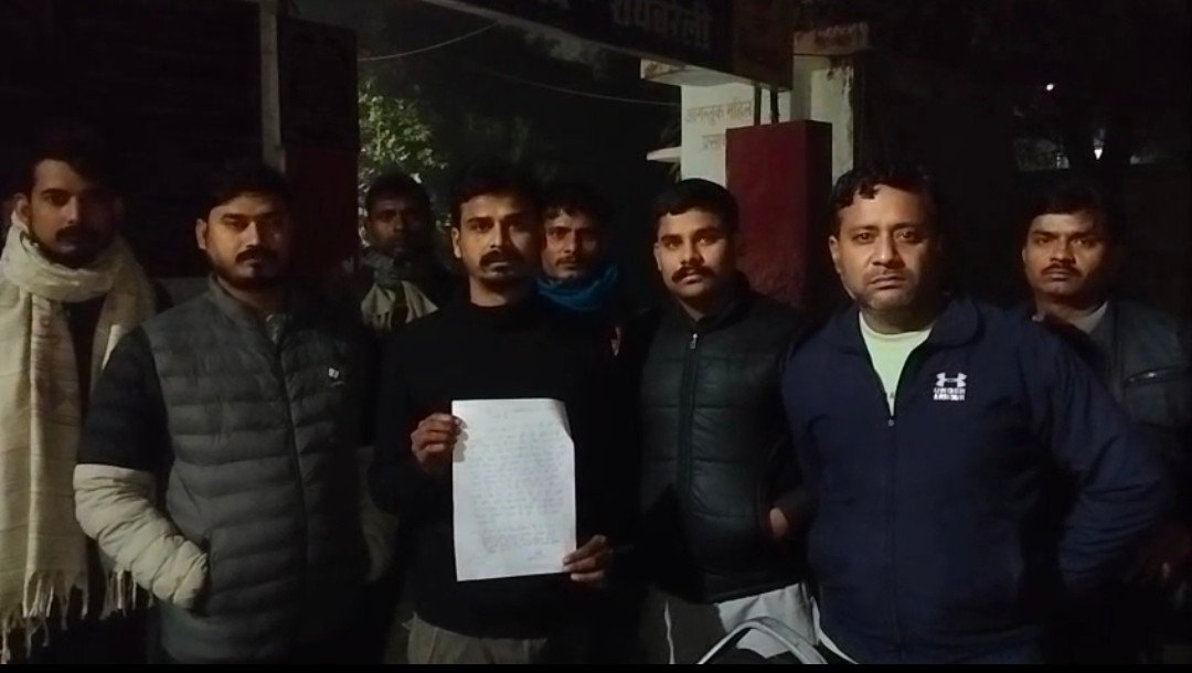 रायबरेली-आधा दर्जन दबंगो पर पटरी दुकानदार के साथ जमकर मारपीट का आरोप