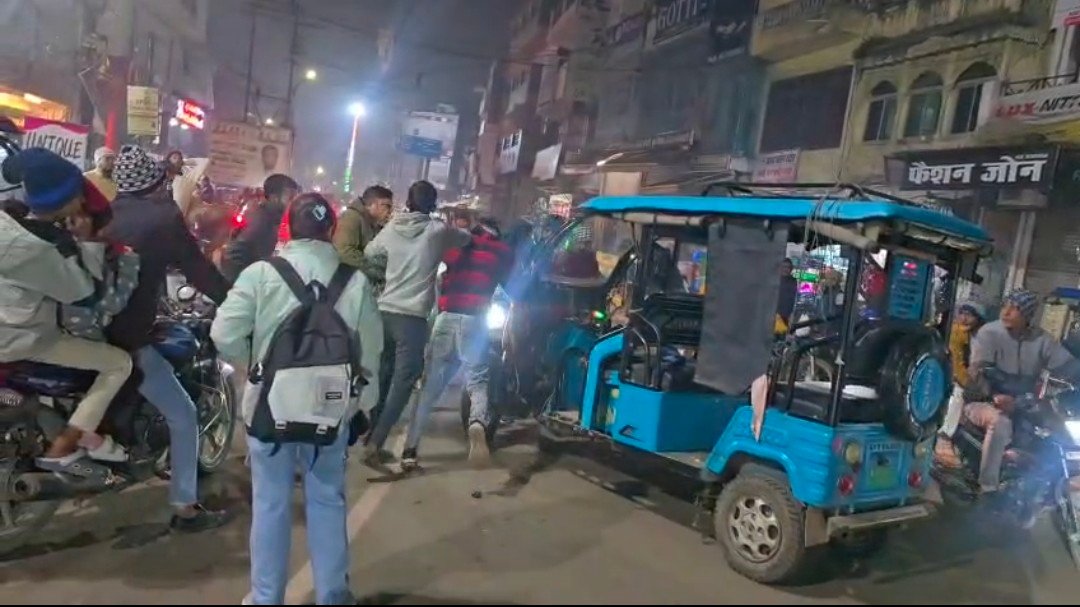 रायबरेली: बीच सड़क पर मारपीट का वीडियो हुआ वायरल