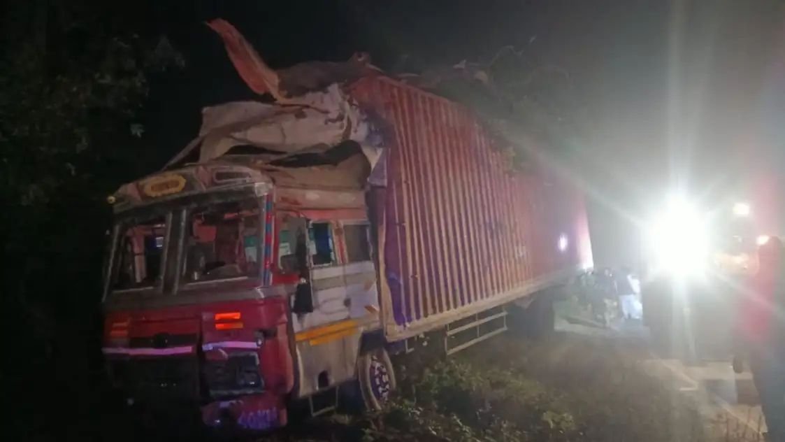 रायबरेली में साइकिल-तांगे को टक्कर मारने के बाद दो वाहनों से टकराया कंटेनर, दुर्घटना में एक की मौत, दस घायल